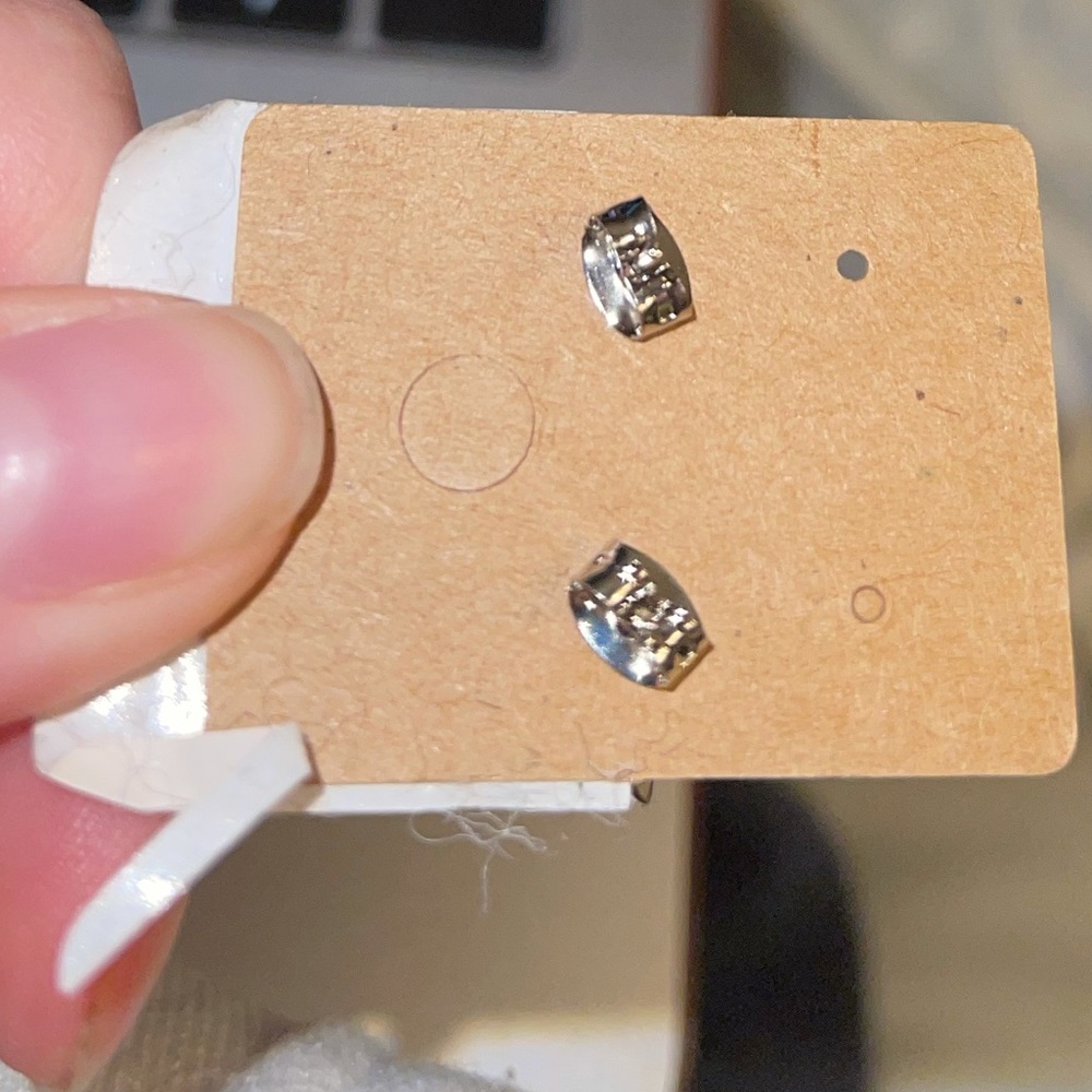 Silver stud earring - Picture 2 of 4